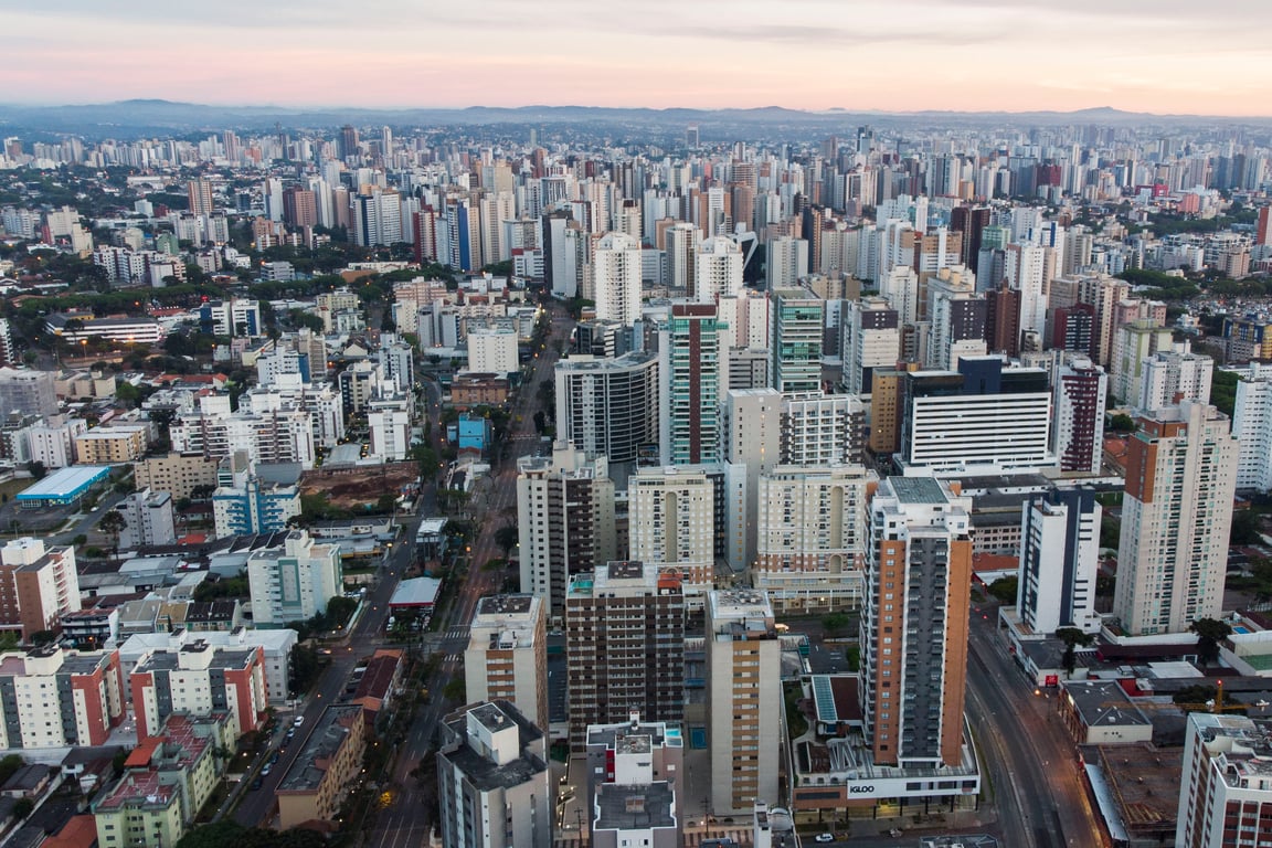 Vista aérea de área urbana na Região Metropolitana de Curitiba