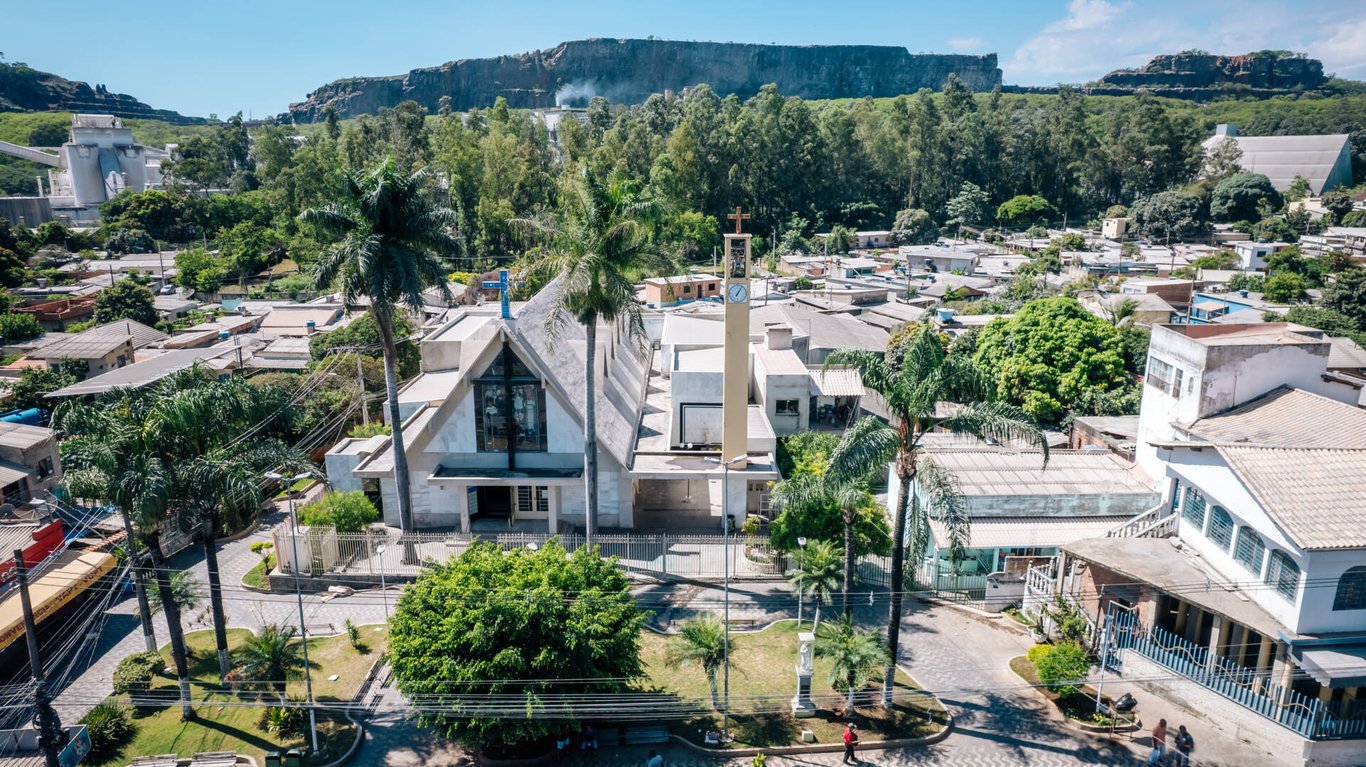Vista aérea de área urbana em São José da Lapa, com casas e vegetação ao redor