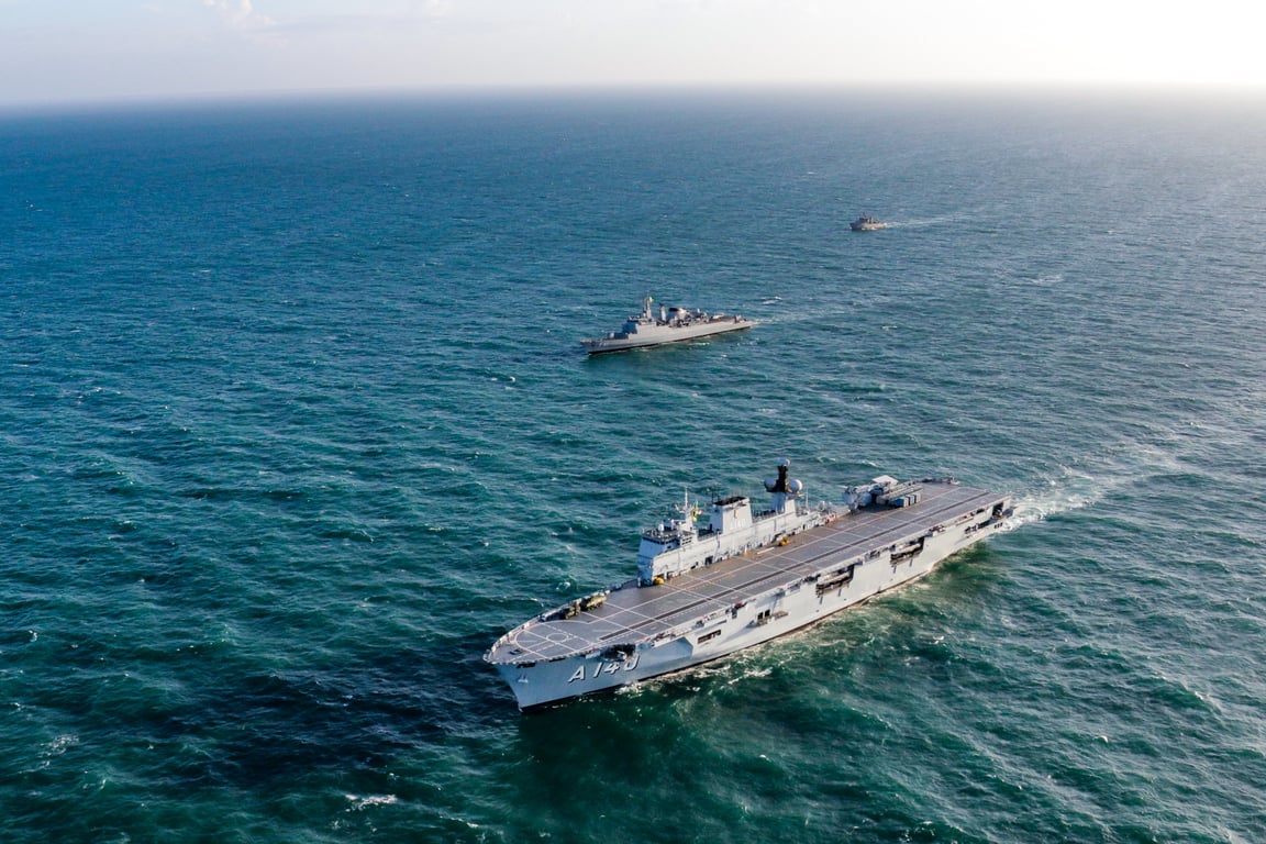 Embarcações da Marinha do Brasil em operação em águas amazônicas