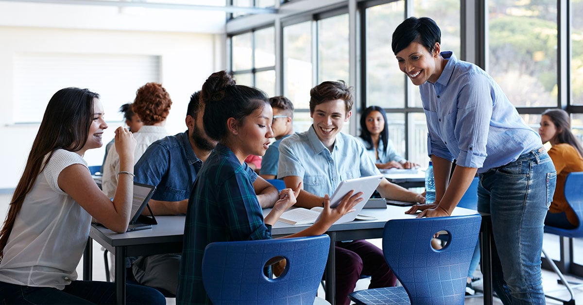 Sala de aula moderna com professor e estudantes em atividade