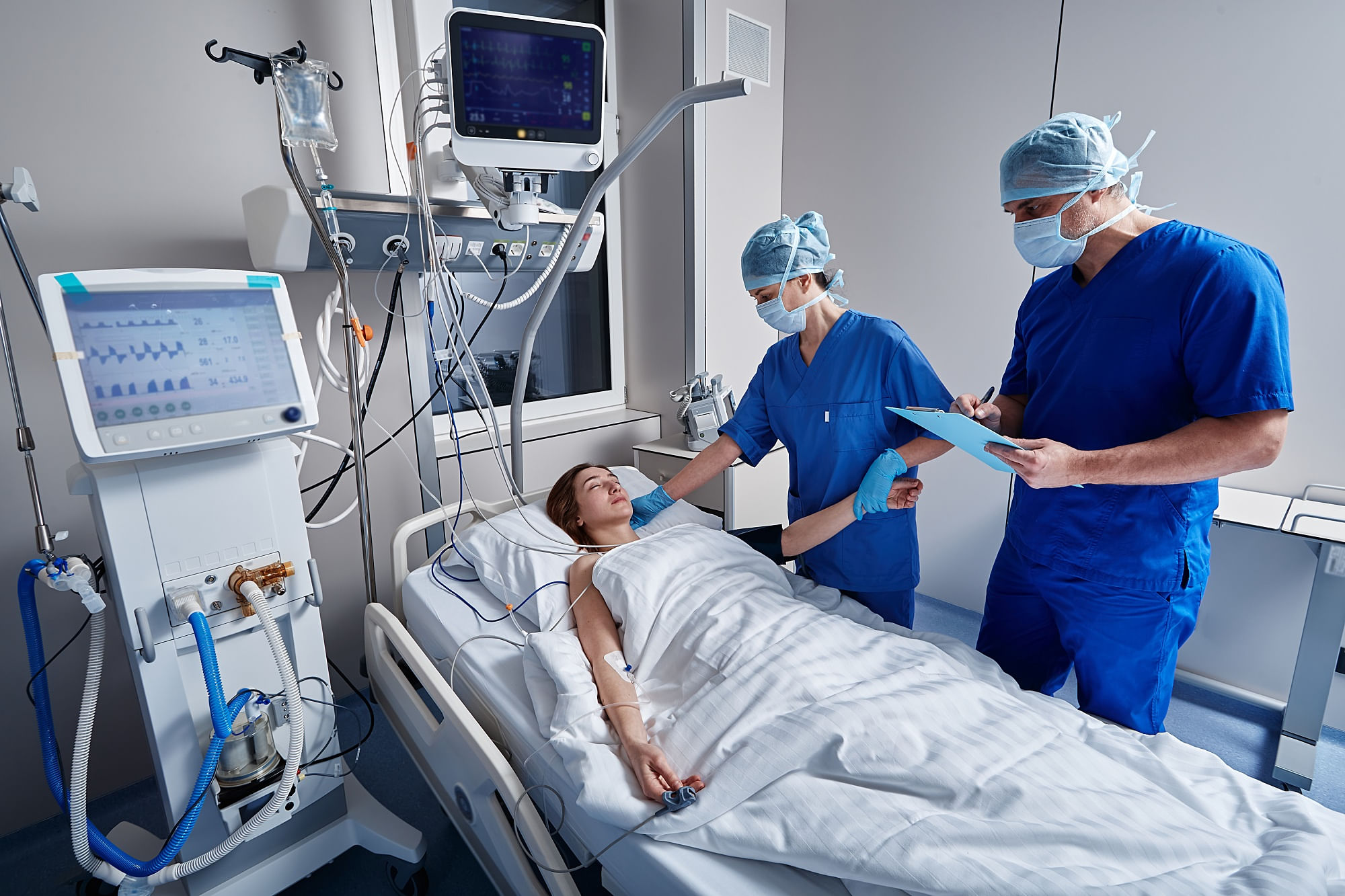 Profissionais de enfermagem em ambiente hospitalar (UTI)