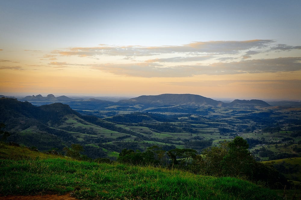 Paisagem da Cuesta de Botucatu, região de Pardinho SP
