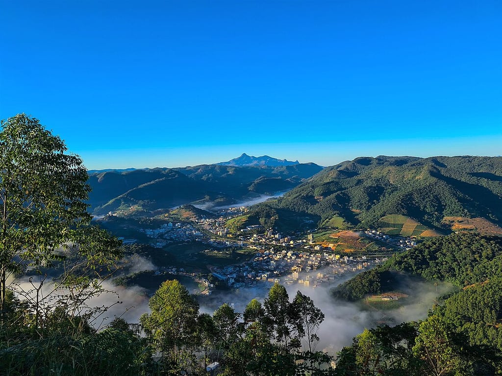 Vista da região norte capixaba com morros e vegetação, remetendo ao interior do Espírito Santo