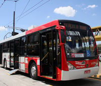 Ônibus urbano em via pública, imagem ilustrativa de transporte coletivo