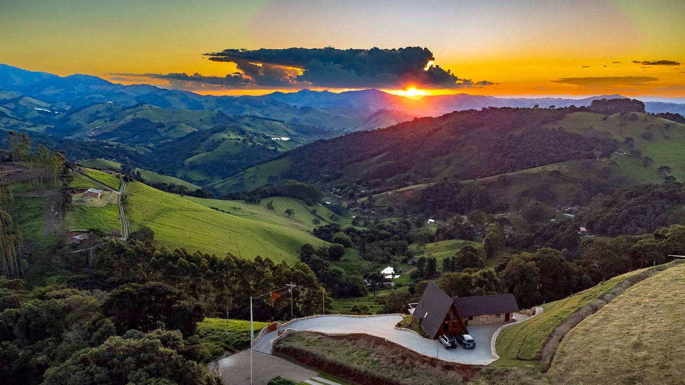 Estrada na Serra da Mantiqueira ao pôr do sol
