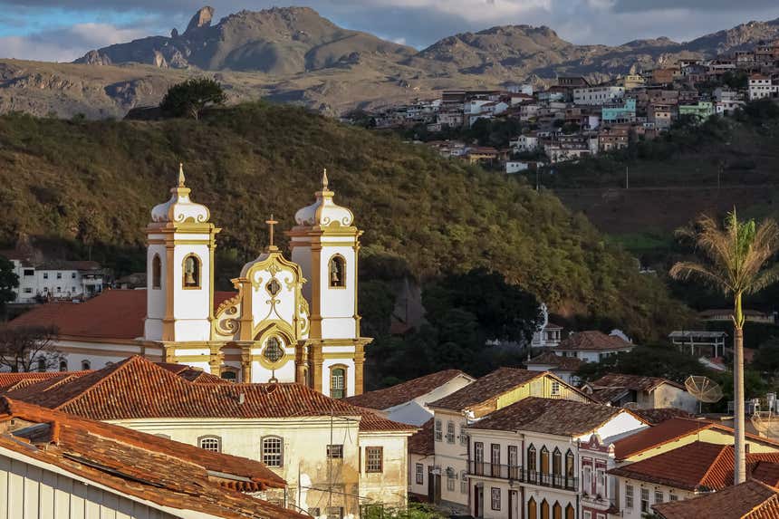 Centro histórico de pequena cidade no Sul de Minas, com igreja matriz e casario colonial ao entardecer