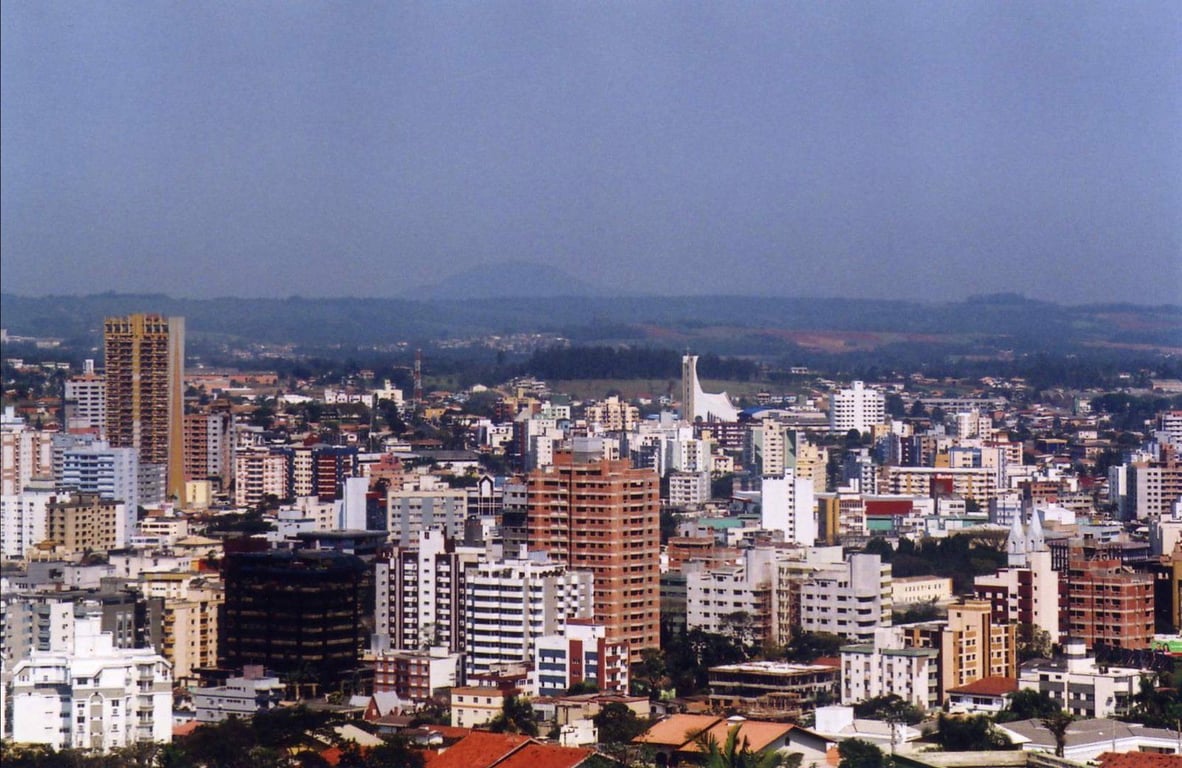 Vista aérea de Criciúma SC, área central urbana em dia claro