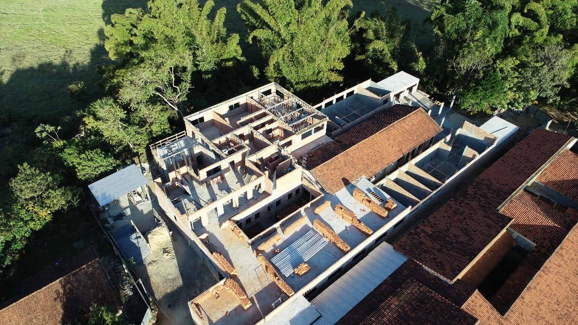 Vista aérea do campus do IFMG Bambuí, com prédios acadêmicos e áreas verdes em dia ensolarado