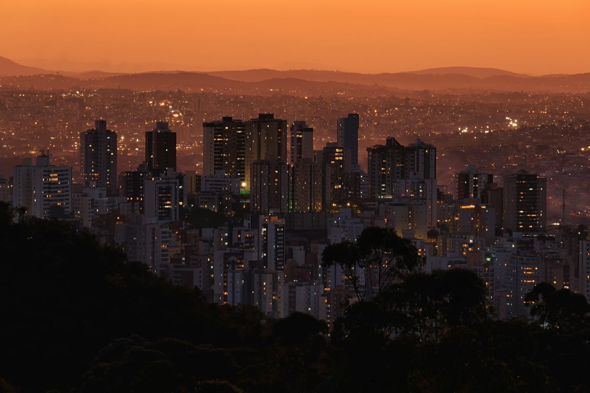 Horizonte urbano de Belo Horizonte ao entardecer