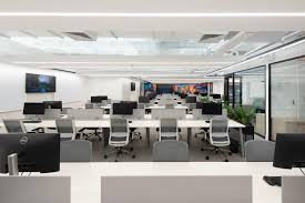 Ambiente de escritório moderno, mesas e cadeiras em espaço corporativo iluminado