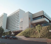 Fachada do Hospital das Clínicas de Ribeirão Preto, referência em atendimento de alta complexidade.