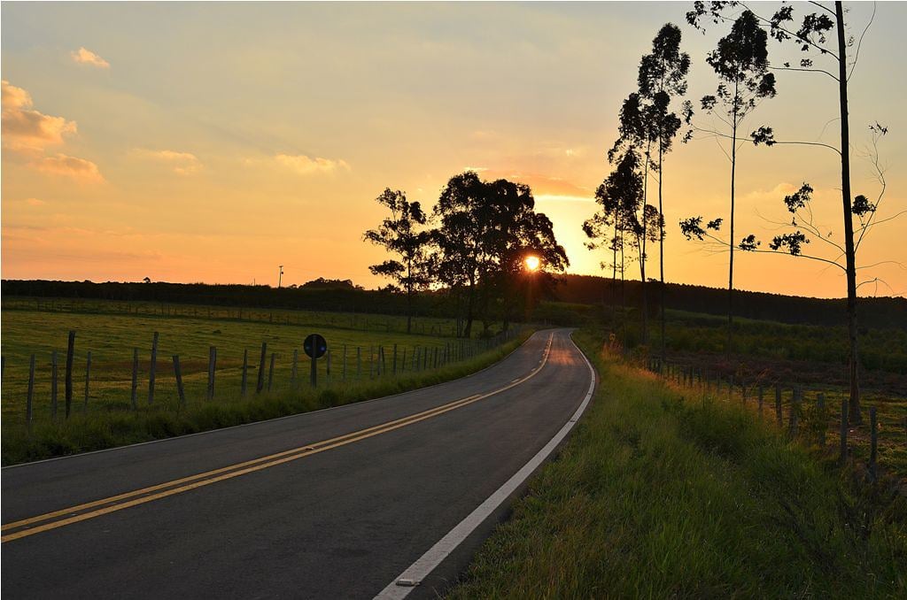 Paisagem rural no interior de São Paulo ao entardecer
