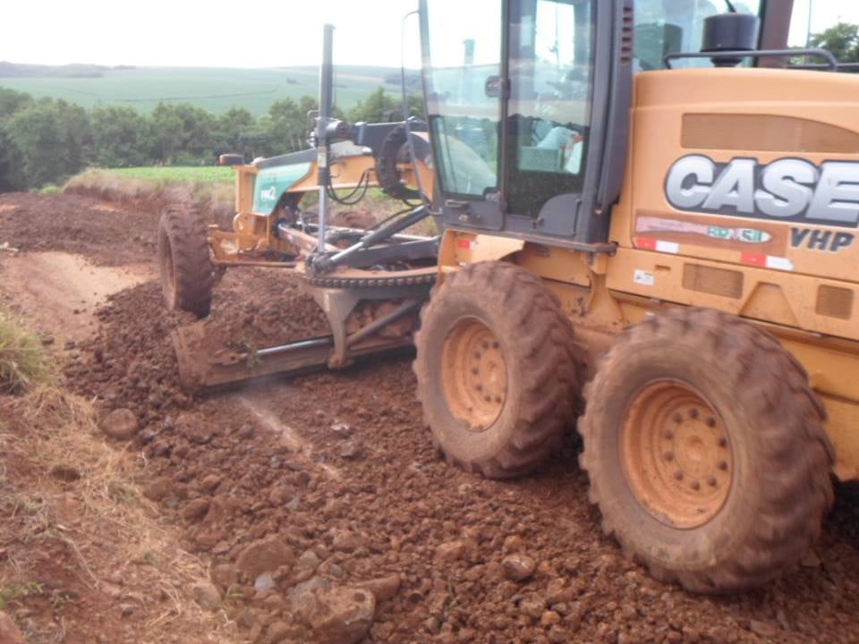 Motoniveladora em manutenção viária