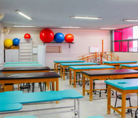 Laboratório acadêmico de fisioterapia musculoesquelética da FMUSP com mesas de avaliação e equipamentos.