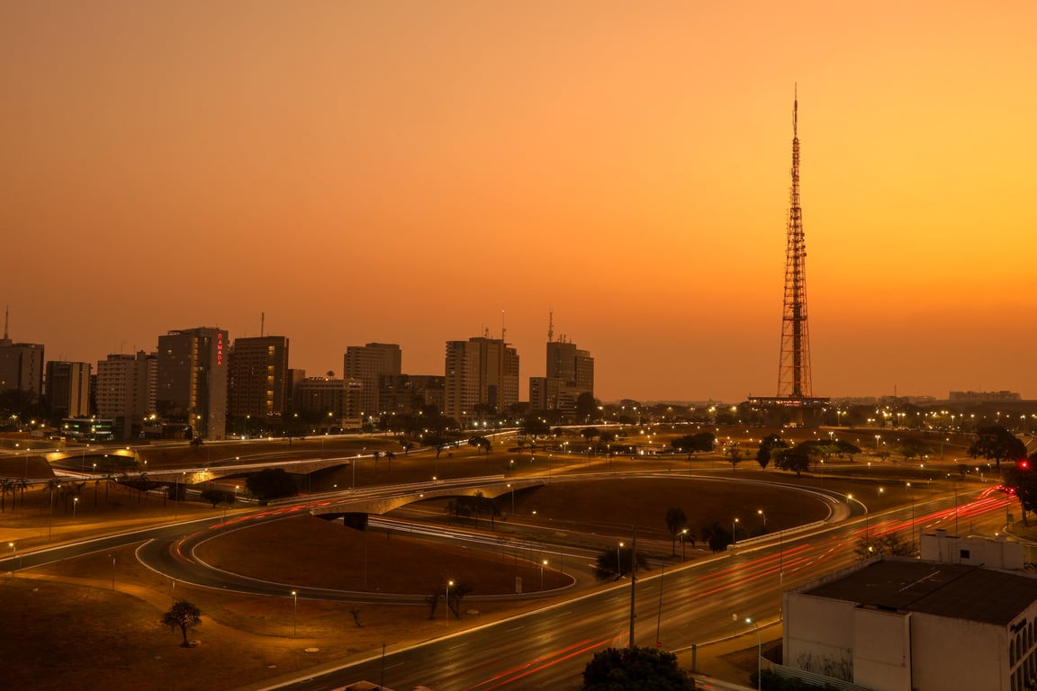 Brasília ao pôr do sol, com o Eixo Monumental ao fundo