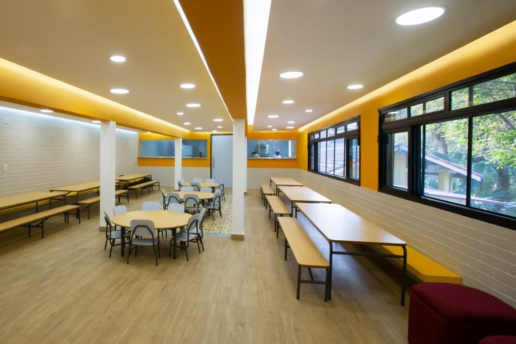 Corredor de escola pública no Brasil, vazio e iluminado por luz natural