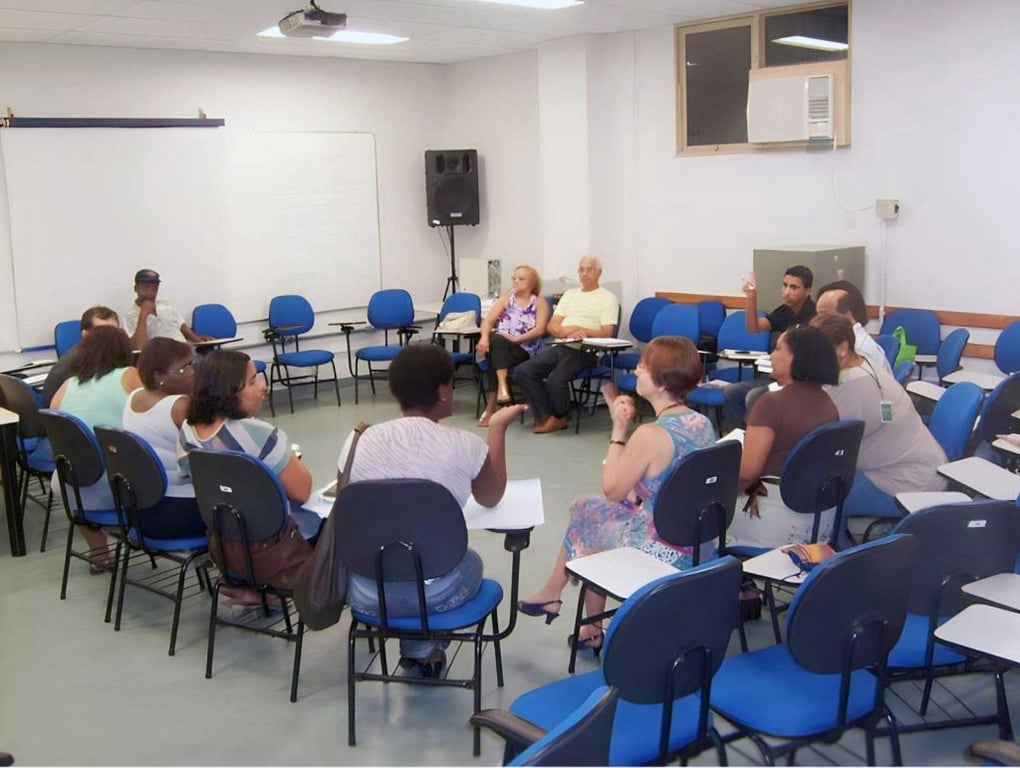 Ambiente educacional com pessoas em discussão