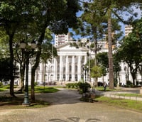 Fachada do Prédio Histórico da UFPR na Praça Santos Andrade, em Curitiba
