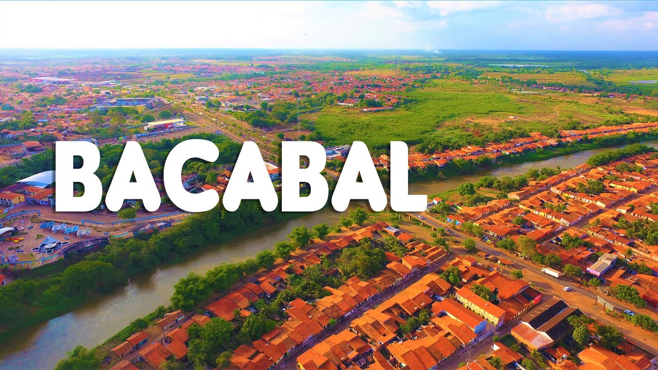 Vista aérea de Bacabal (MA), com o rio e área urbana ao fundo