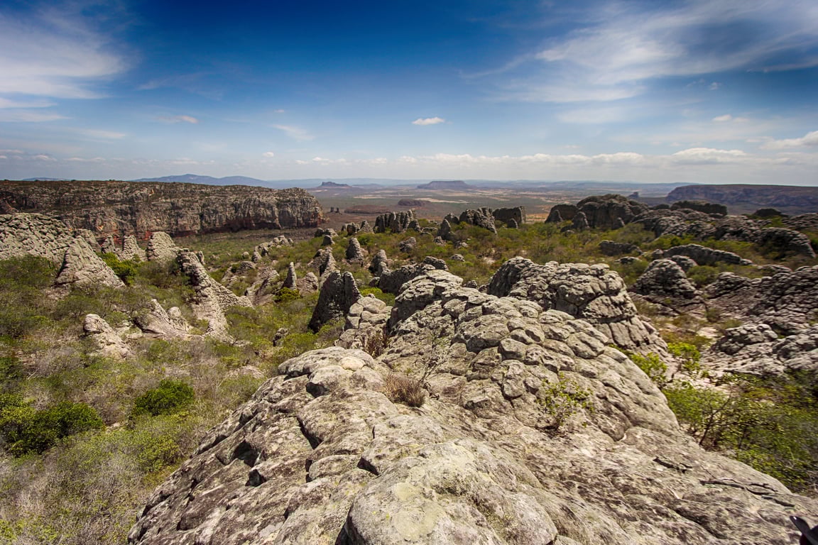 Paisagem do sudoeste baiano, com formações rochosas sob céu azul