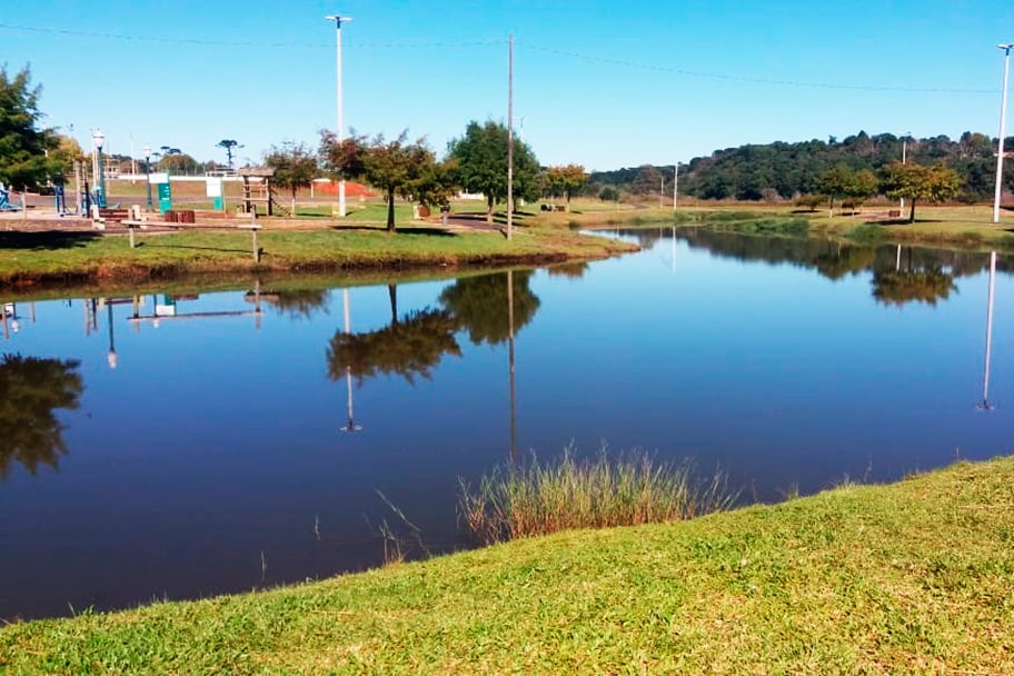 Parque com lago e vegetação nativa no interior do Paraná