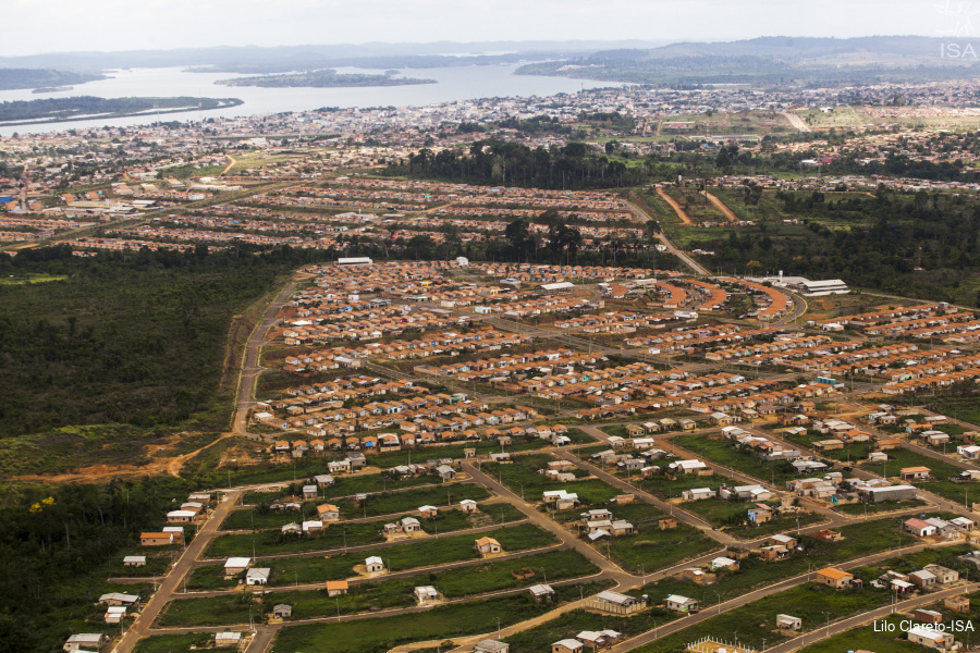 Vista urbana de Altamira do Paraná, com ruas arborizadas e céu aberto