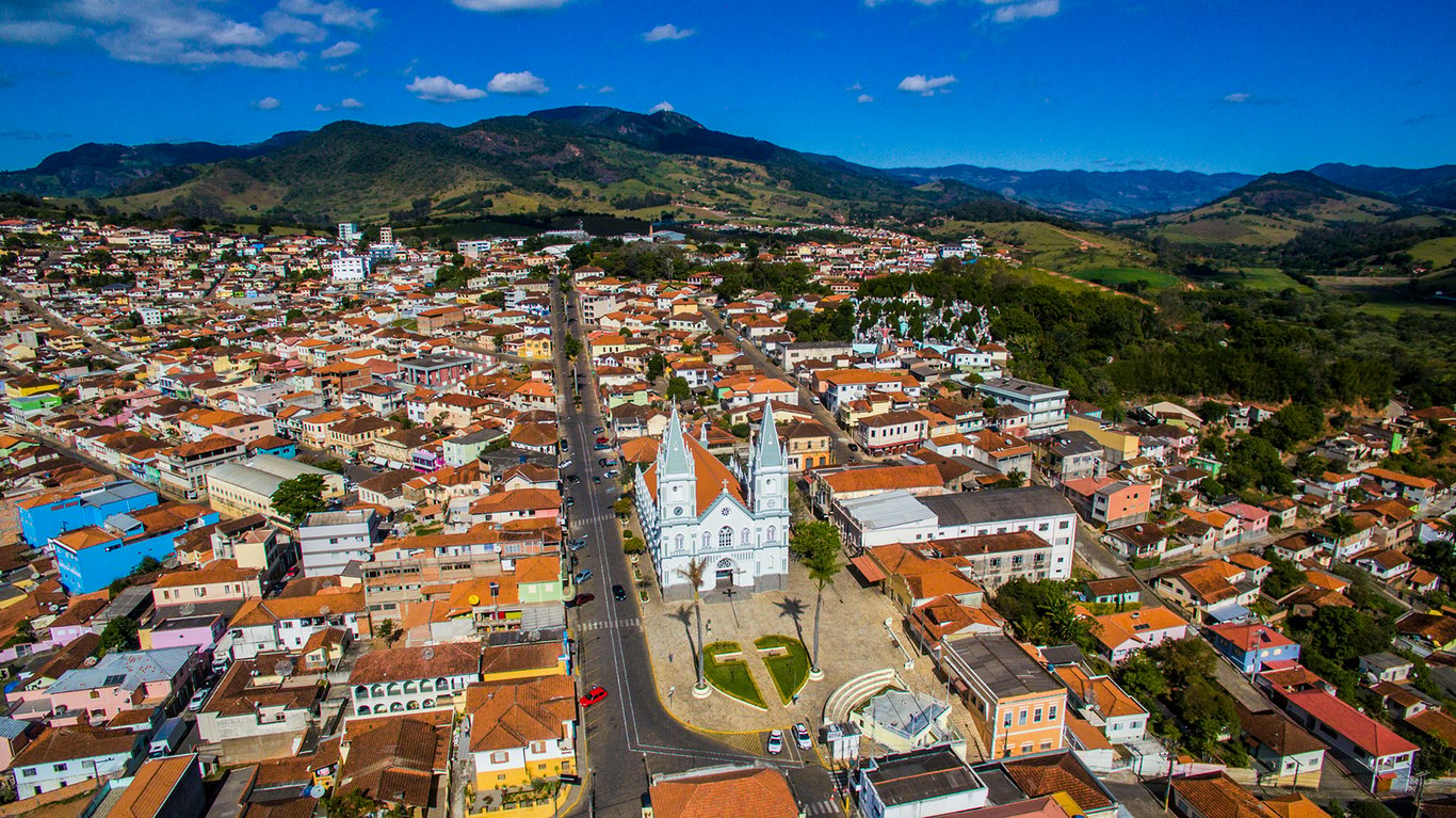 É uma imagem do post com o título Prefeitura de Serrania MG abre processo seletivo com 8 vagas em 2026
