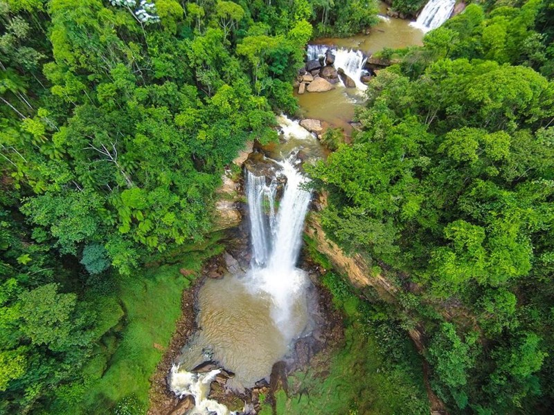 Paisagem natural no interior do Espírito Santo, com destaque para cachoeira e vegetação nativa