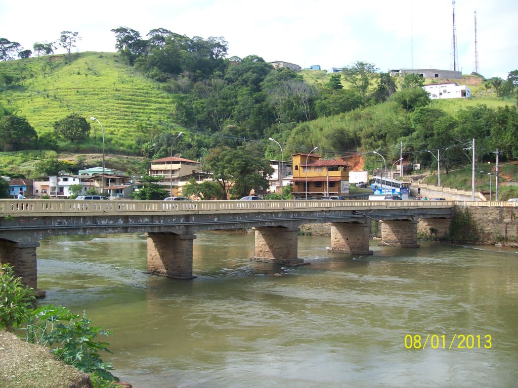 Paisagem urbana de Ponte Nova com rio e ponte ao fundo