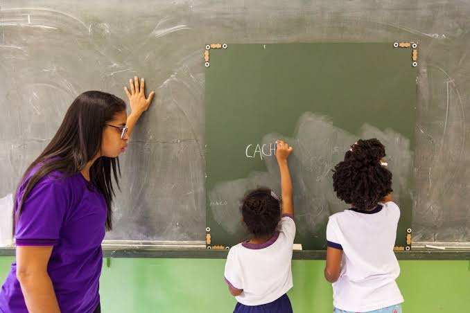 Professor em sala de aula da rede básica