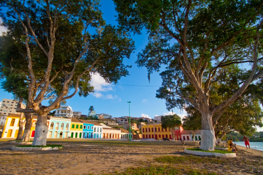 Paisagem urbana no norte do Espírito Santo, com construções à beira de um curso d’água