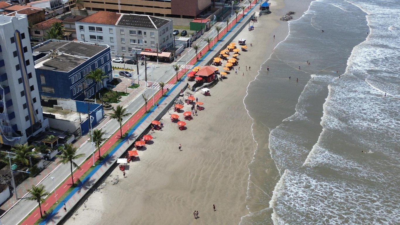 Vista aérea da orla de Mongaguá ao entardecer