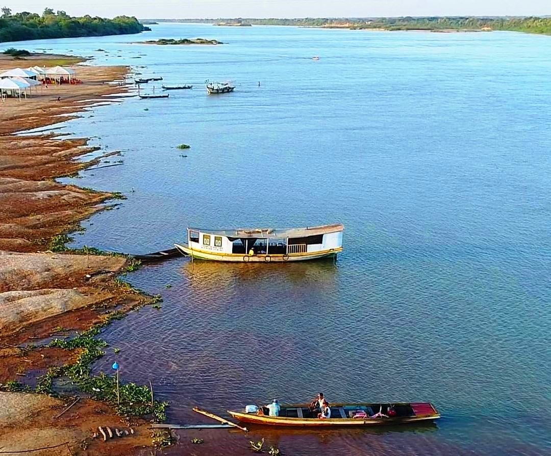 Vista aérea do rio São Francisco em Januária MG ao entardecer