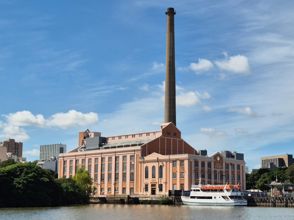 Entardecer no Guaíba em Porto Alegre, com a Usina do Gasômetro ao fundo