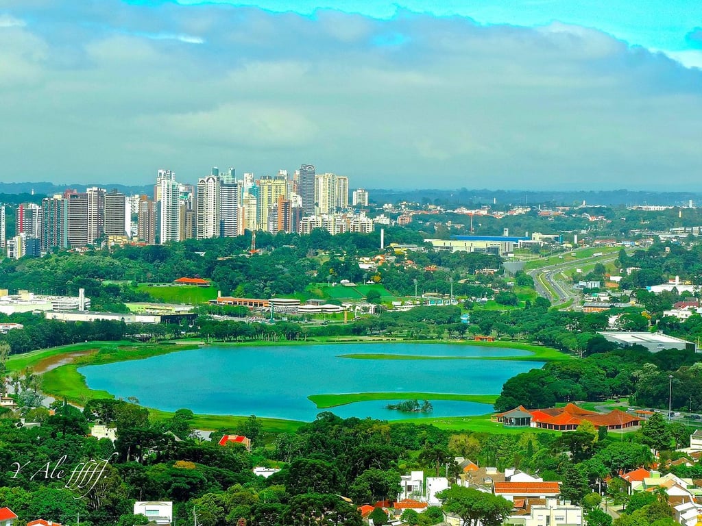 Vista aérea do Parque Barigui e skyline de Curitiba, cidade de aplicação das provas