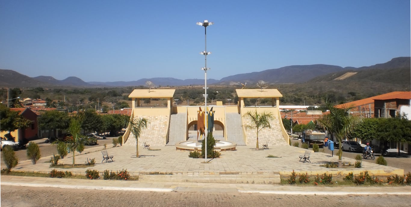 Centro de Riacho de Santana BA, com praça e fonte sob céu aberto