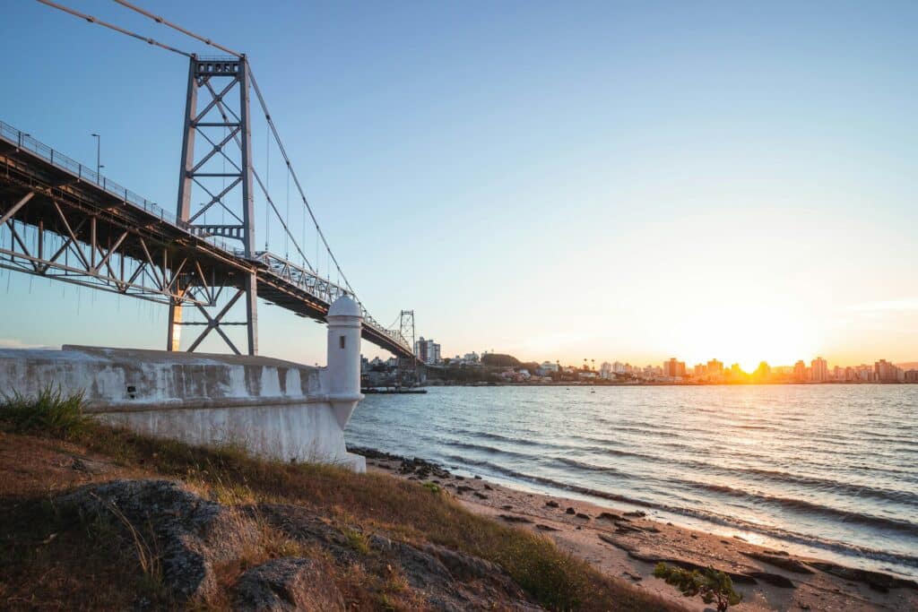 Florianópolis ao entardecer com a Ponte Hercílio Luz
