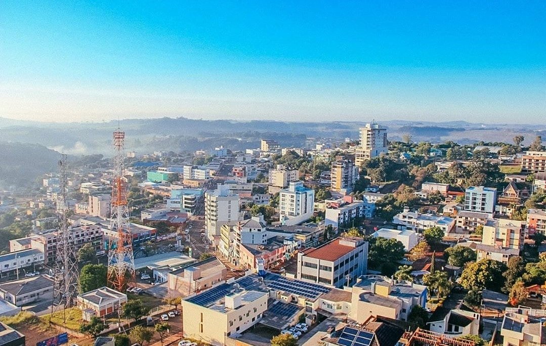 Vista panorâmica de Dois Vizinhos PR, com áreas centrais e vias urbanas em destaque, durante o dia