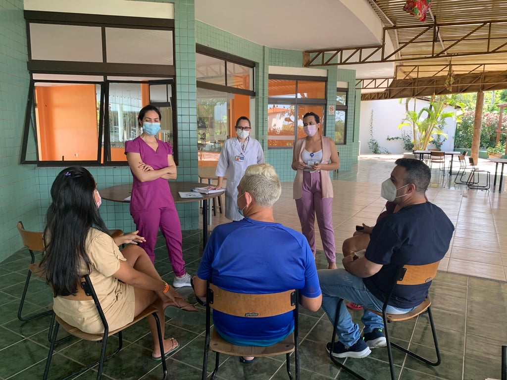 Equipe de cuidadores em ambiente acolhedor