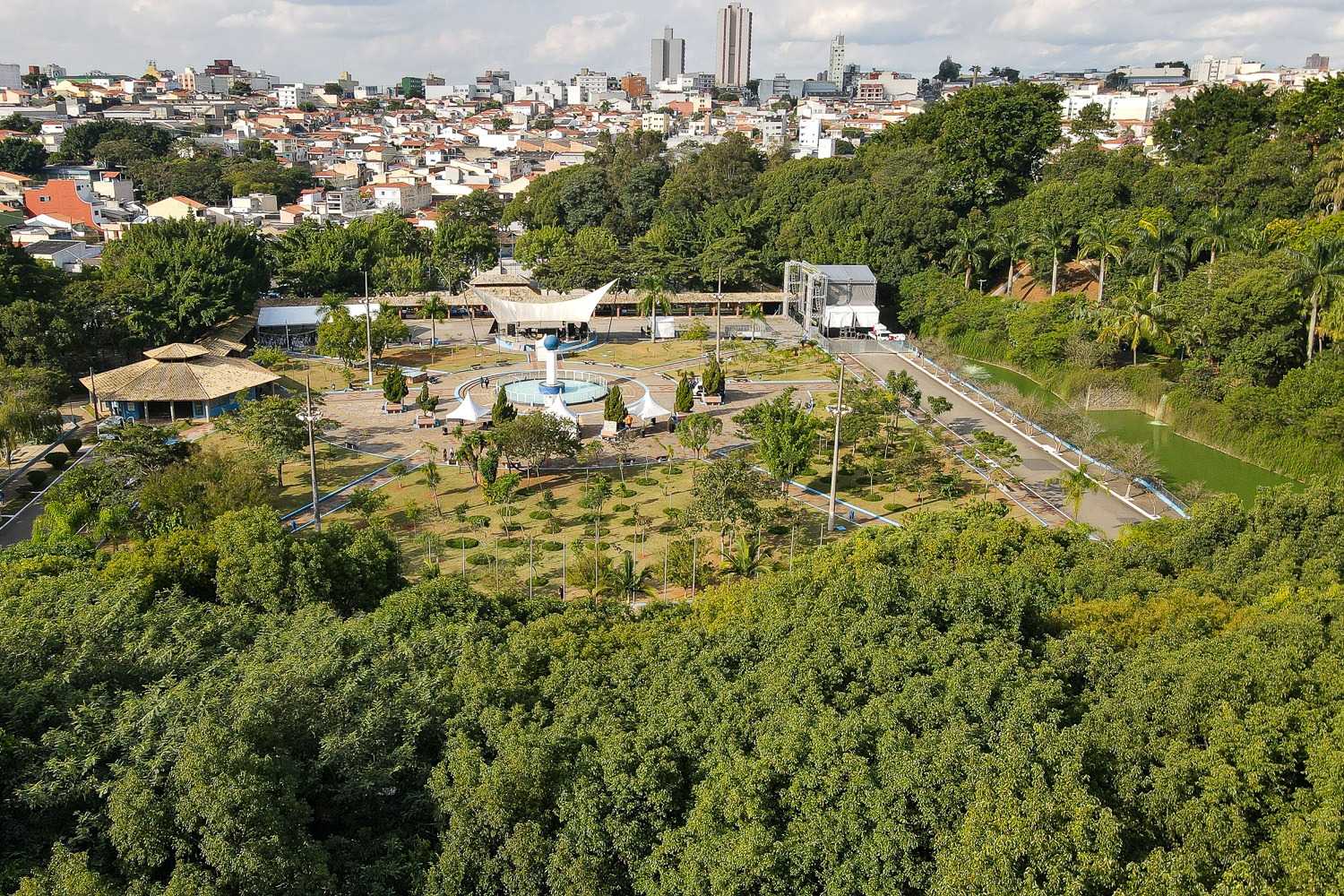 Atividade física ao ar livre em parque urbano