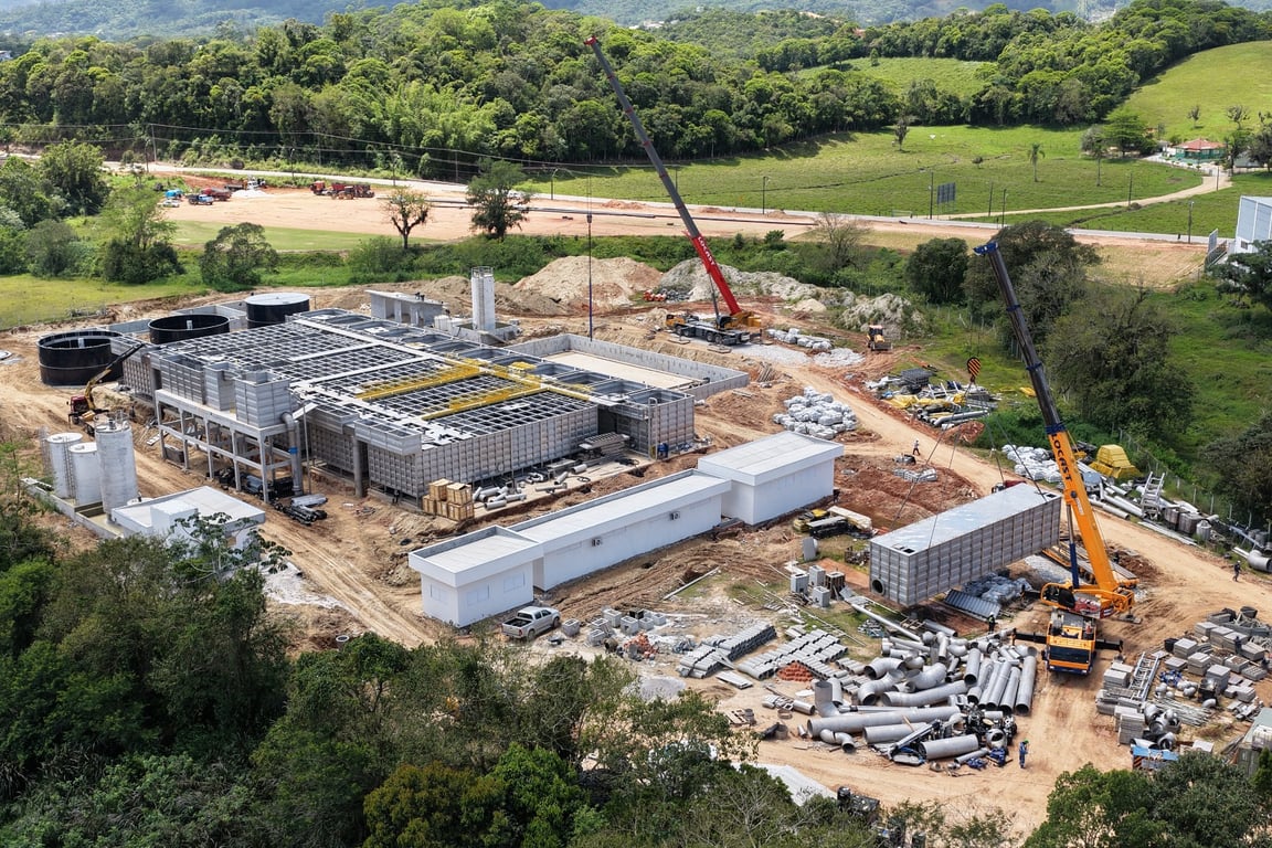 Infraestrutura de saneamento e abastecimento de água em obra de cidade catarinense