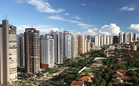 Avenida de Ribeirão Preto ao fim da tarde, com prédios modernos ao fundo