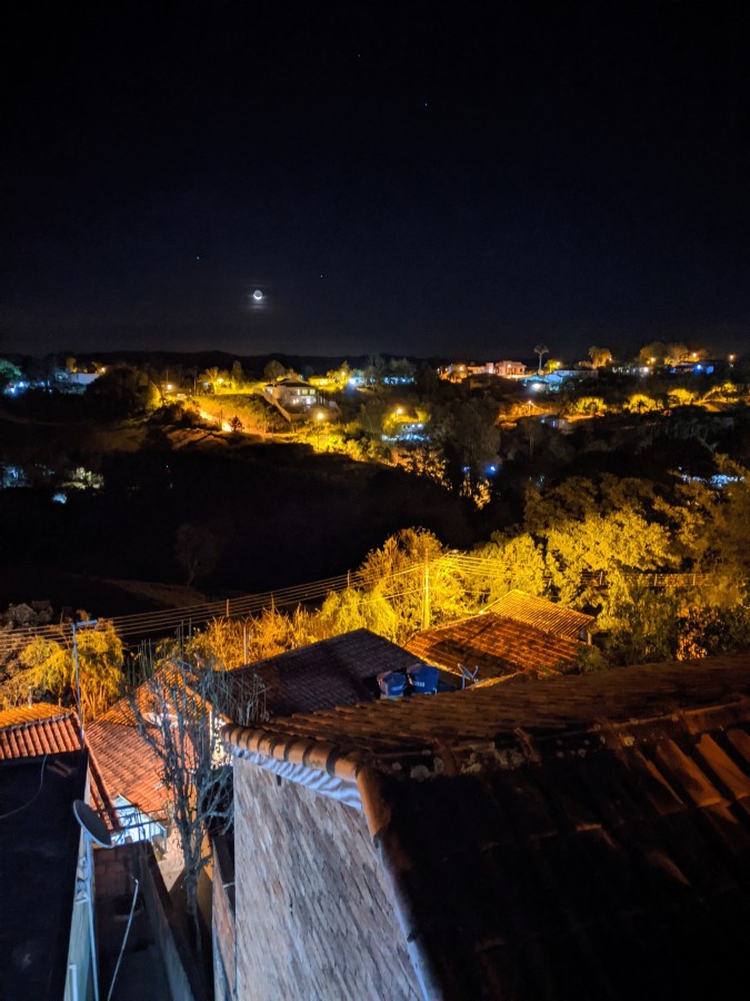 Vista noturna de cidade do interior da Paraíba, com casas iluminadas sob céu estrelado