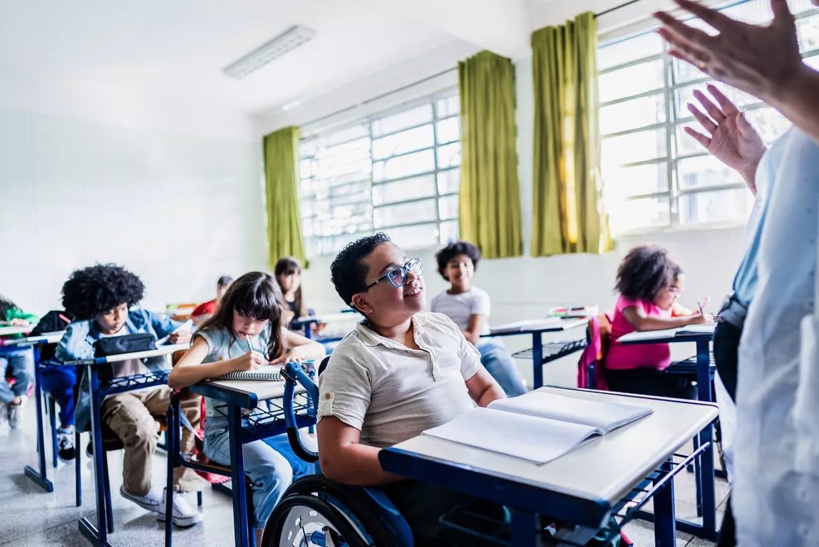 Sala de aula inclusiva com profissional de apoio