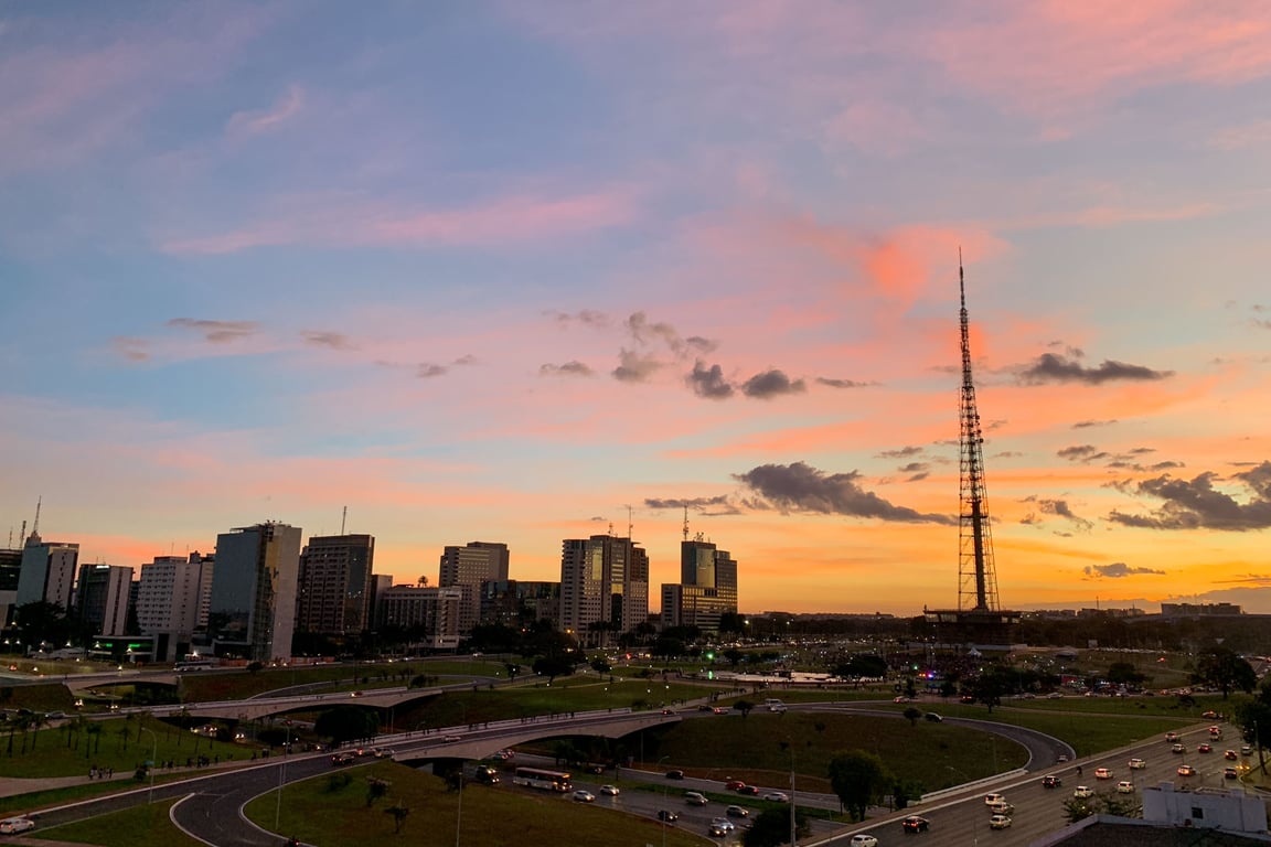 Vista panorâmica do horizonte de Brasília ao entardecer, com o Congresso Nacional.