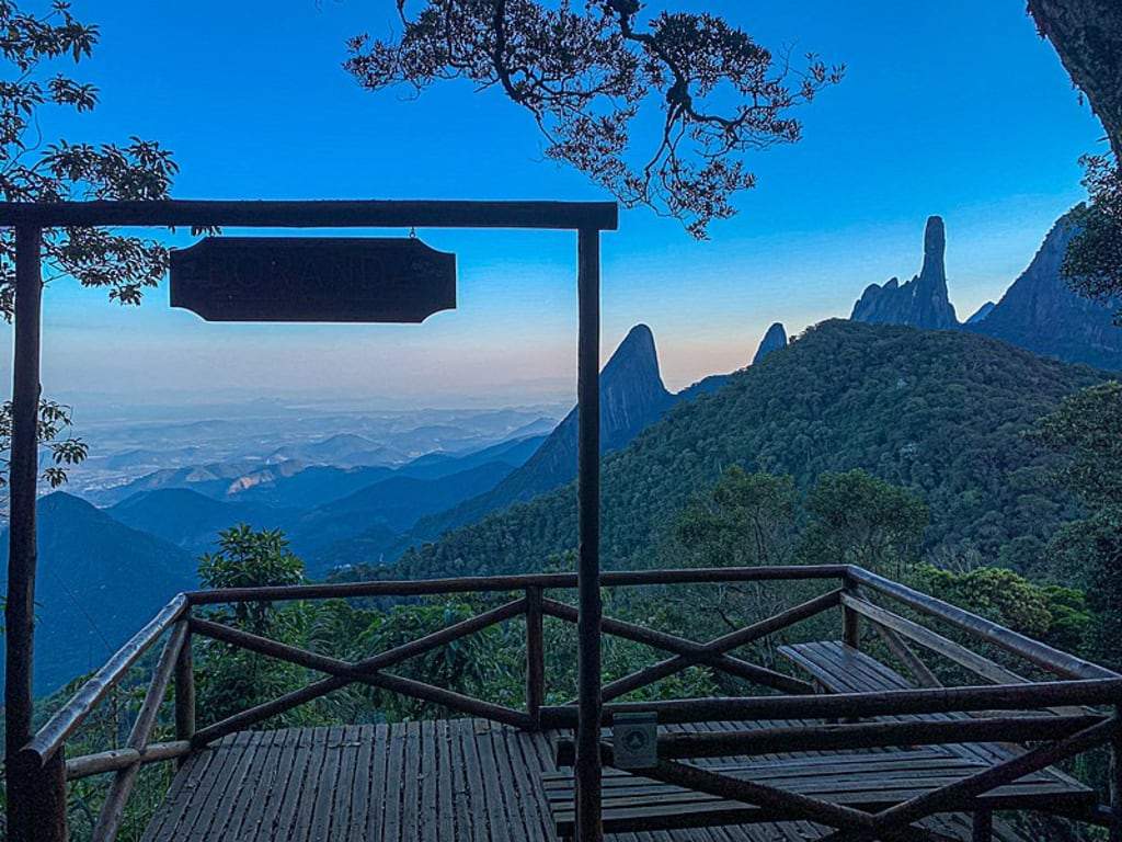 Paisagem do interior cearense, com relevo suave e vegetação típica do semiárido, em composição horizontal