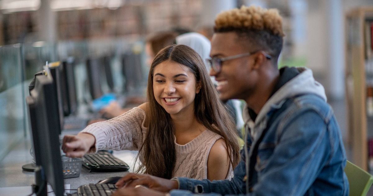 Laboratório de informática com estudantes em atividade