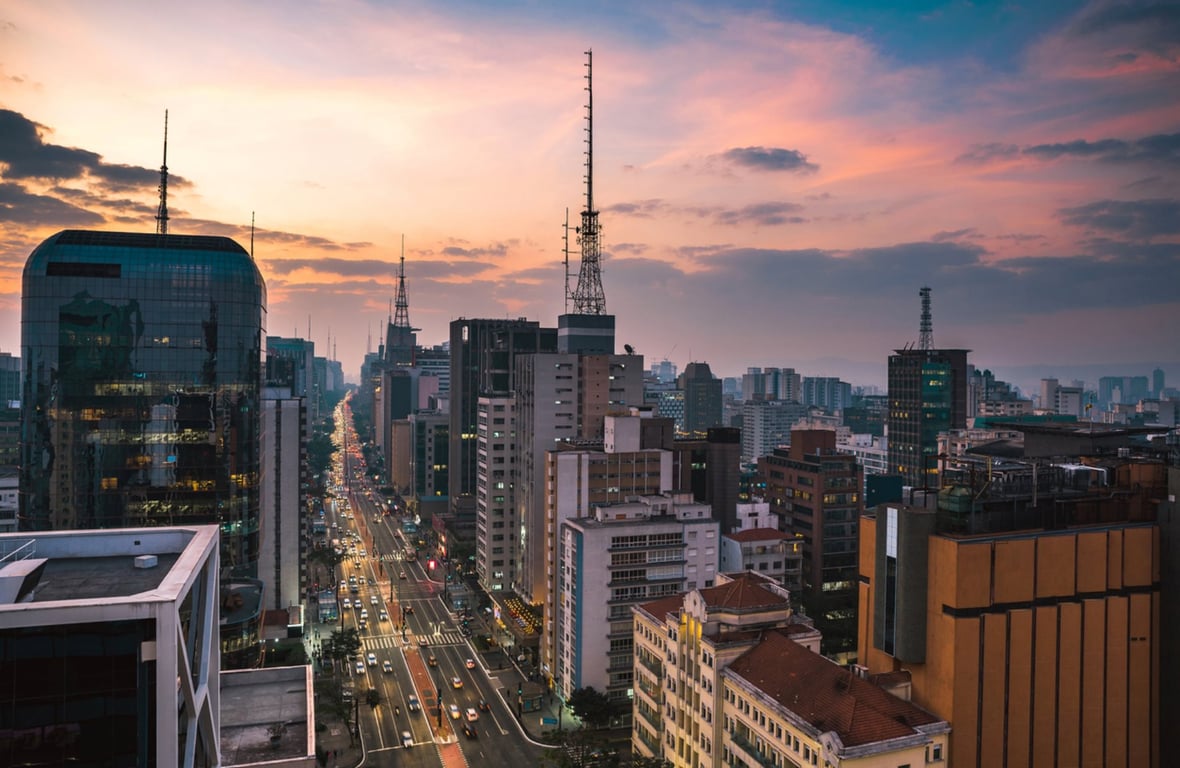 Corredor financeiro da Avenida Faria Lima, polo de bancos de investimento e gestoras, em São Paulo