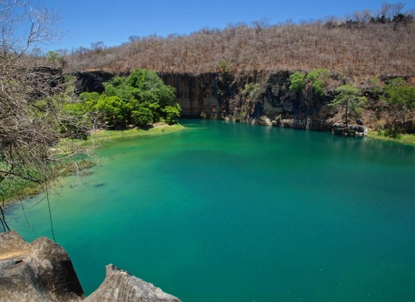 Rio de águas esmeralda cercado por paredões e vegetação do Cerrado no oeste baiano