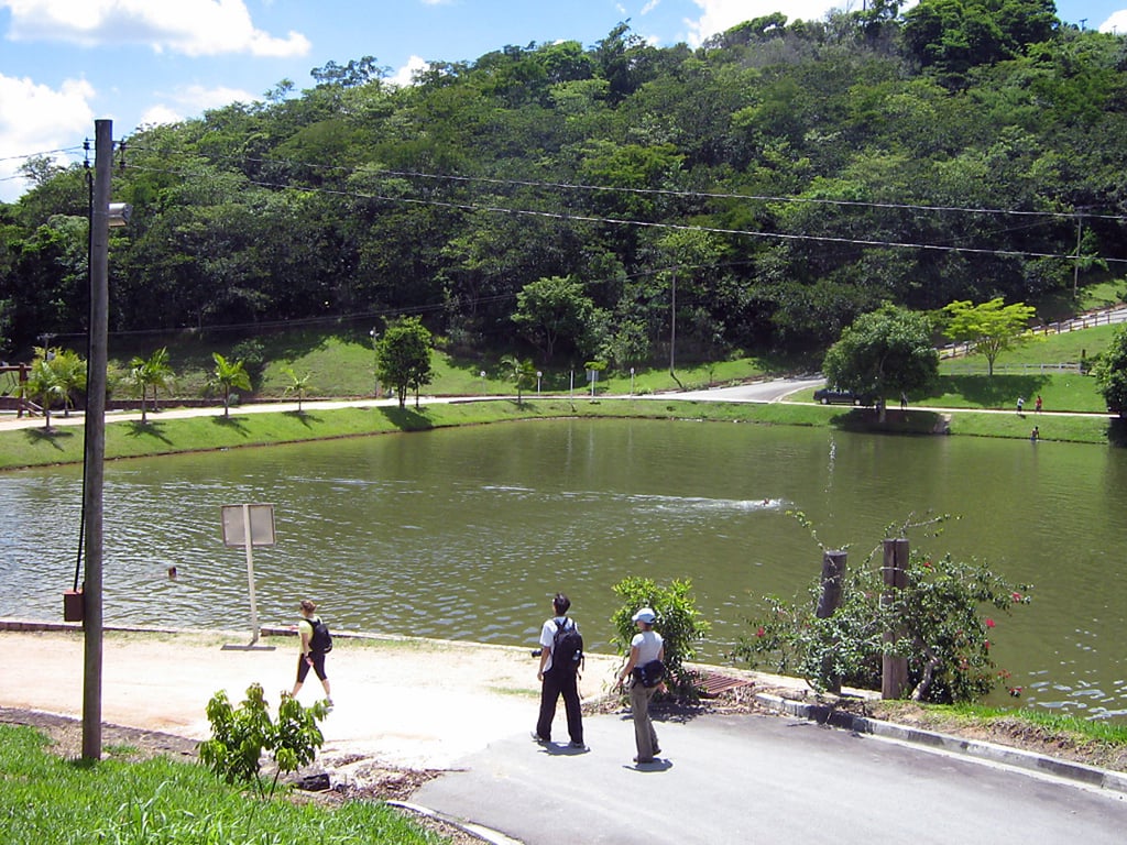 Vista de Morungaba, interior de São Paulo, com lago e áreas verdes